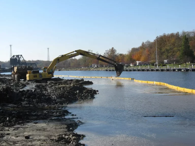 Dredging_in_water